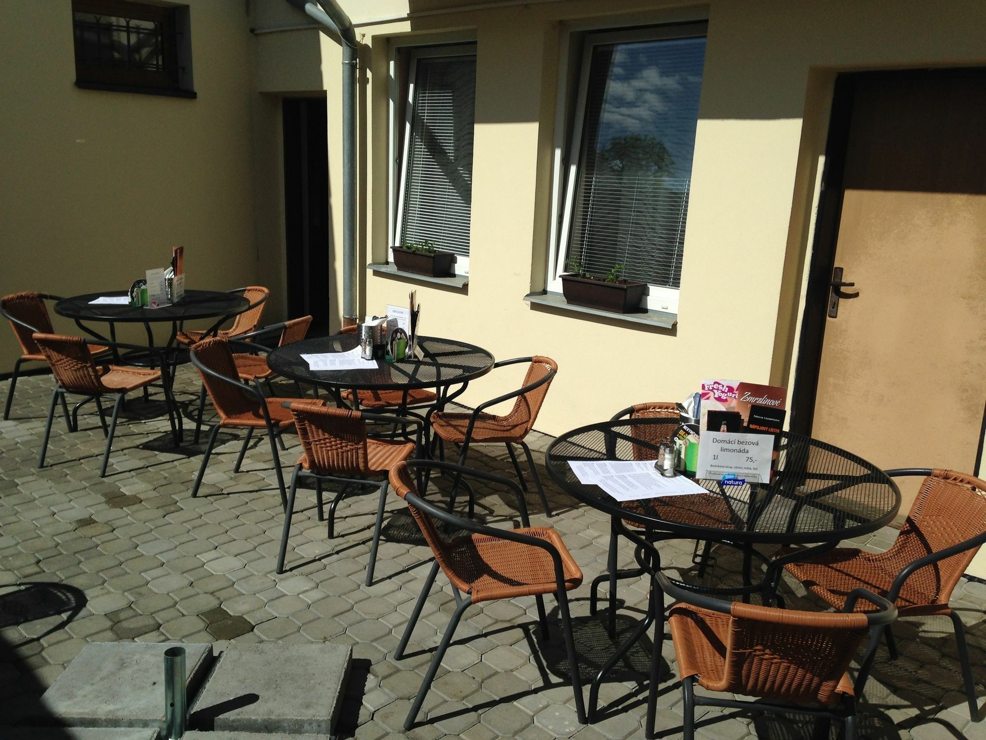 Nova Hospoda - Hotel & Restaurant Prag Exterior foto